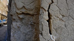 Zandstenen monumenten in Licata zijn in verval